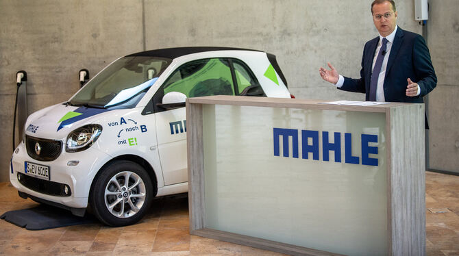 Jörg Stratmann, Chef des Mahle-Konzerns, spricht auf der Bilanz-Pressekonferenz des Automobilzulieferers neben einem Smart mit