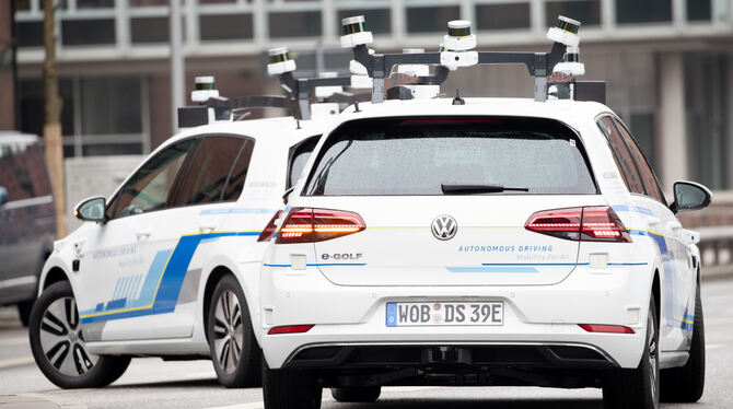 Noch ein exotisches Bild: Zwei Elektro-Golf von Volkswagen, bestückt mit Laserscannern, Kameras, Ultraschallsensoren  und Radar