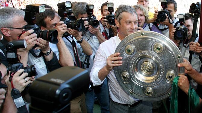 Unverhofft kommt oft: Armin Veh als Meistertrainer des VfB Stuttgart am 19. Mai 2007 mit der begehrten Schale.  FOTO: WITTERS