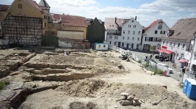 Das Grabungsgebiet umfasst etwa 2 000 Quadratmeter. Im Bildhintergrund ist das Tübinger Tor zu sehen.  FOTO: DÖRR