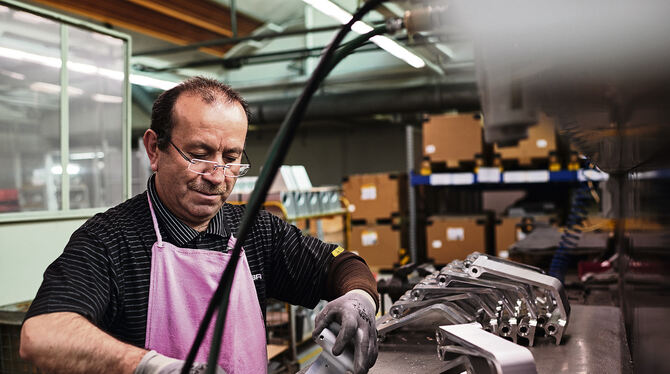 Ein Mitarbeiter im Bizerba-Werk in Meßkirch bearbeitet Bauteile für Schneidemaschinen. In Meßkirch plant das Familienunternehmen
