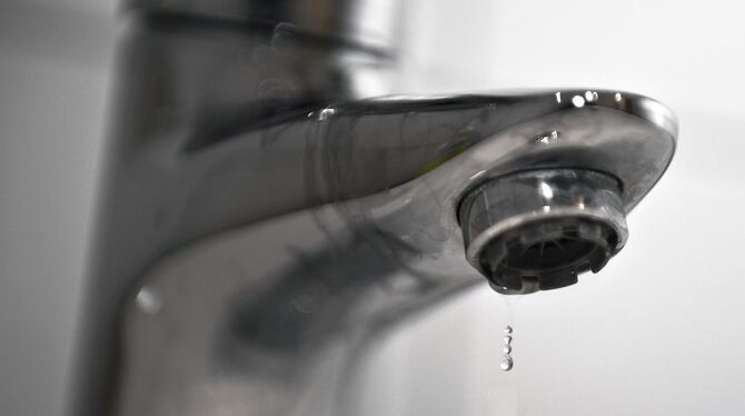 Die Stadtwerke wollen verhindern, dass die Wasserhähne nur noch tröpfeln  FOTO: DPA