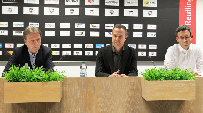Der SSV Reutlingen präsentiert seinen neuen Trainer: (von links) Eberhard Spohn von der sportlichen Leitung, der neue Coach Maik