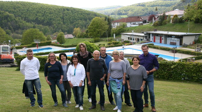 Hoffen auf viele Badegäste: Gemeindevertreter, Ehrenamtliche und das Team des Höhenfreibads Zwiefalten vor der Saison-Eröffnung.