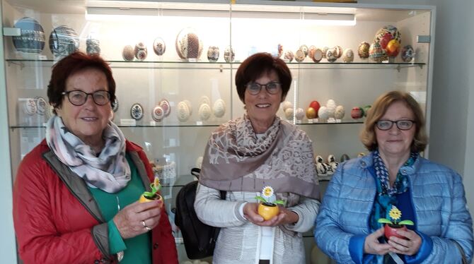 Hannelore Heiss, Ilse Rommel und Maria Schmid sind die Besucherinnen Nummer 5 999, 6 000 und 6 001  im Osterei-Museum in Sonnenb