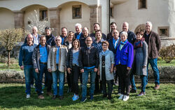 Die Kandidaten der Freien Wählervereinigung (FWV) vor dem Schloss.