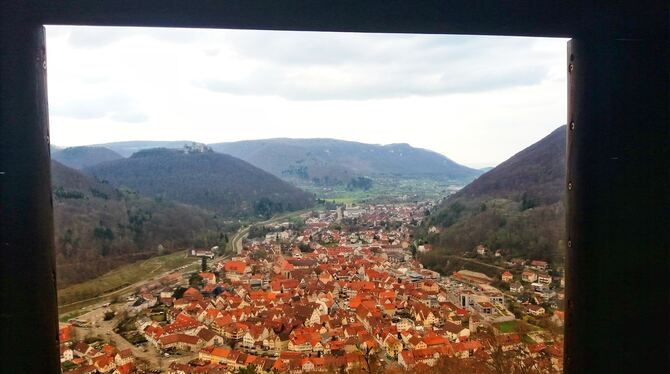Bad Urach, durchs Fenster des Michelskäppele gesehen.  FOTO: FINK