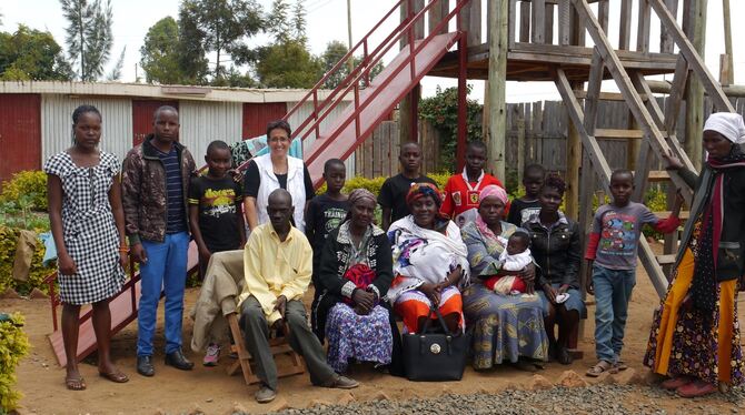 Birgit Zimmermann (vierte von links) engagiert sich seit Jahren vor Ort im Badilisha Maicha Centre in der Nähe der kenianischen