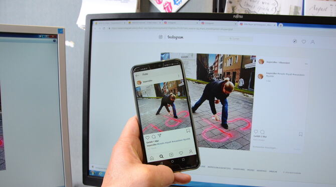 Silke Bayer sprüht »SPD«. FOTO: CONZELMANN