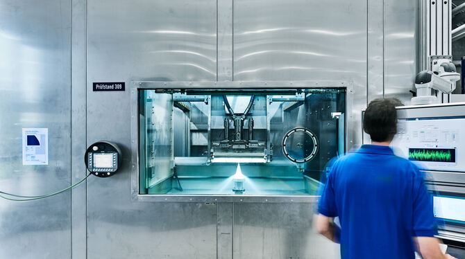 Blick in die Düsen-Prüfkammer im Technologiezentrum in Metzingen.  FOTOS: LECHLER