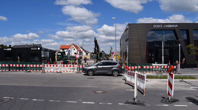 Blick in die Christian-Völter-Straße: Auch dieser Kreuzungsbereich erhält einen Straßenbelag, der in seiner Struktur den Gehwege