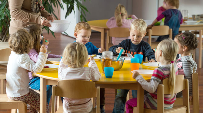 Damit es in Pfullingen weiterhin ausreichend Kinderbetreuungsplätze gibt, sollen die Kapazitäten ausgebaut werden.  FOTO: DPA