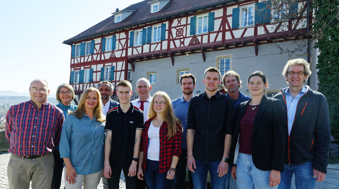 Die Kandidaten der Gomaringer SPD vor dem Schloss, im rechten Bild sind die Kandidaten der Grünen zu sehen. Von der CDU war kein