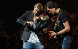 Typisches Bild: Garrett im innigen Duo mit Gitarrist Franck van der Heijden.  FOTO: KNAUER