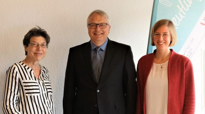 Susanne Stützmann (links) vom Familienforum, Bürgermeister Robert Hahn und Projektleiterin Annemarie Graf-van Kesteren stellten