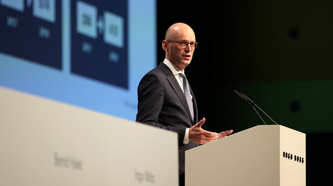 Vorstandschef Mark Langer spricht auf der Hauptversammlung.  FOTO: HUGO BOSS