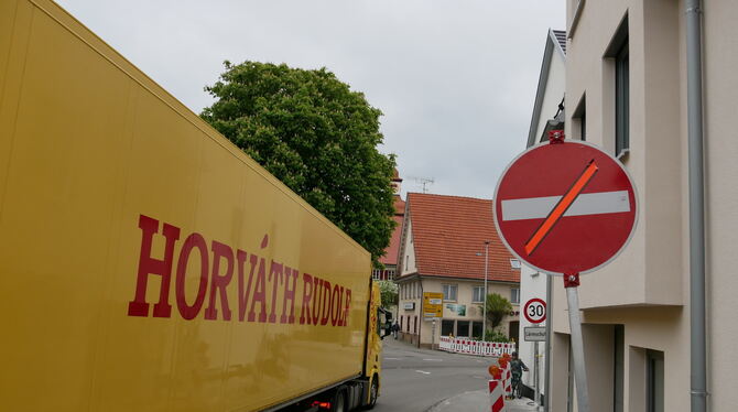 Engstelle in der Grabenstetter Ortsmitte. Sie ist von Montag an für Laster in Richtung Römerstein gesperrt.  FOTO: FINK