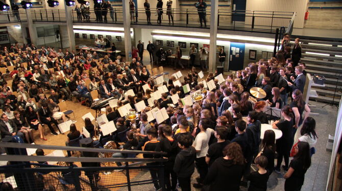Einweihungsfeier der sanierten Friedrich-List-Gemeinschaftsschule in Mössingen: Mit Musik und Gesang werden Gäste in der voll be
