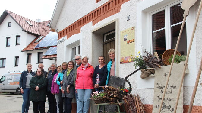 Auch das Gächinger Backhaus (hier mit Vertretern der Backgruppen aus fast allen St. Johanner Ortsteilen) wird zum Tag des offene