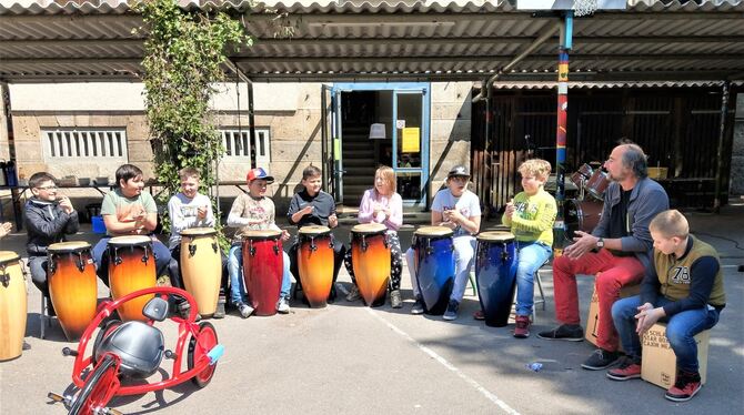 Die Trommlergruppe von Martin Bürck verlieh der Geburtstagsfeier an der Uracher Wilhelmschule Rhythmus.  FOTO: BÖHM
