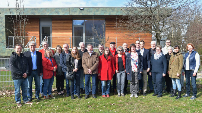 Gruppenbild auf der Wiese vor dem Kinderhaus: Die Kandidaten der SPD.