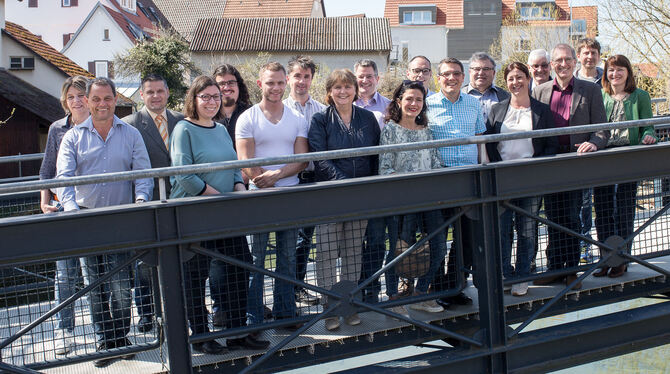 Auf der Fußgängerbrücke über der Steinlach bei der Kugelbeer: Die Kandidaten der CDU.