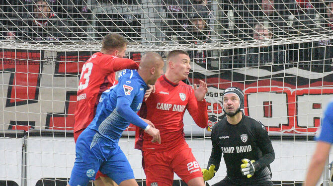 Szene aus dem Vorrundenspiel in Stuttgart: Kickers-Torschütze Shkemb Miftar (blaues Trikot) im Duell mit Tim Schwaiger (links) u