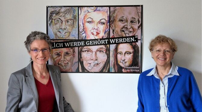 Birgit Leineweber und Cornelia Hosp vor dem Plakat zur bundesweiten Initiative. Beim Gottesdienst in Reutlingen war der Protest