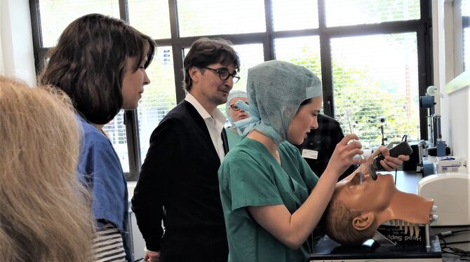 Wie ein Beatmungsschlauch vor einer Operation gelegt wird, wurde beim Tag der offenen Tür in der neuen Akademie der Kreisklinike
