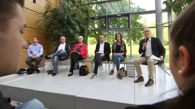 Wahl-Podium in der Glashalle im Bad Uracher Haus des Gastes. Im Bild (von links) Michael Schwenk (Grüne), Uli Meyer (SPD/AB), Ut