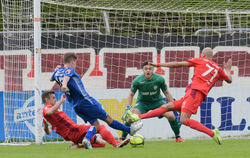 Die Reutlinger Marco di Biccari (links) und Ruben Reisig werfen sich Nico Blank entgegen. Hinten: SSV-Torhüter Enrico Piu.  FOTO
