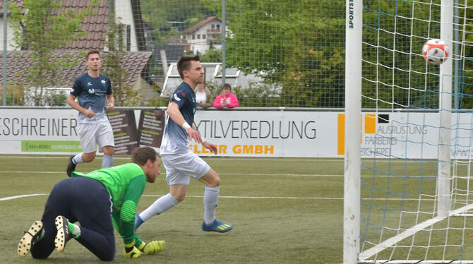 Vor den Augen von Pfullingens Doppeltorschütze Dominik Früh (im Hintergrund) erzielt Matthias Dünkel das 3:0.  FOTO: MEYER