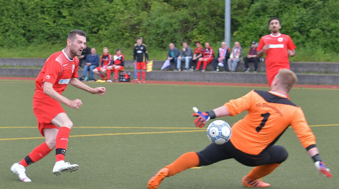 Und gleich schlägt es zum vierten Mal im Gehäuse der TG Gönningen ein. Der Kusterdinger Arbnor Dervisholli überwindet Keeper Tim Und gleich schlägt es zum vierten Mal im Gehäuse der TG Gönningen ein. Der Kusterdinger Arbnor Dervisholli überwindet Keeper Tim