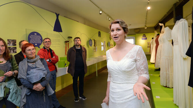 Museumspädagogin Elisabeth Marstaller führte durch die Ausstellung. FOTO: PIETH