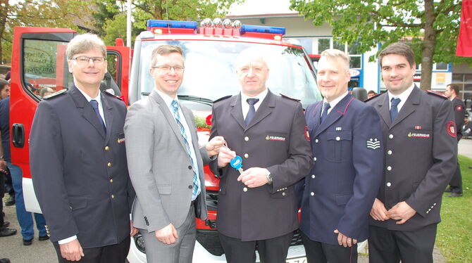 Freude bei der Feuerwehr Mägerkingen: Bürgermeister Christoph Niesler (Zweiter von links) übergibt den Schlüssel an den Abteilun