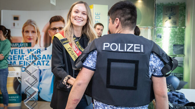 Begeisterte Polizistin: Nadine Berneis, amtierende Miss Germany, in der Nacht der Bewerber.  FOTO: LICHTGUT/ RETTIG