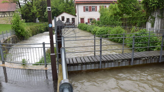 Das Echaz-Wehr bei der Baumannschen Mühle: Nach langer Zeit sind dort die Schotten jetzt wieder geöffnet. Das Wasser rauscht übe