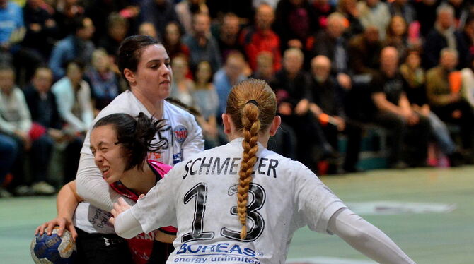 Miriam Welser (Mitte) hat in der neuen Saison die Möglichkeit, außer für Metzingen auch für Nürtingen aufzulaufen. Foto: Nietham