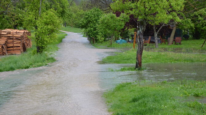 Wasser aus dem Zellertal überflutet die Feldwege zur Straße Im Brett in Unterhausen.