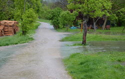 Wasser aus dem Zellertal überflutet die Feldwege zur Straße Im Brett in Unterhausen. 