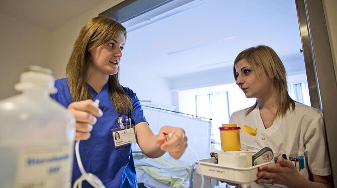 Veronica Moranda (l.) und Ilaria Mange arbeiten im Robert Bosch Krankenhaus.  FOTO: GEA