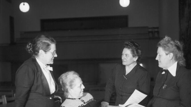 Vier Frauen im Männerclub des Parlamentarischen Rats: Helene Wessel, Helene Weber, Frieda Nadig und Elisabeth Selbert (von links