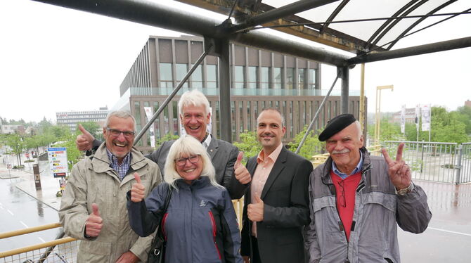 Im strömenden Regen fanden sich die Kandidaten von WiR (von links). Rolf Schmidt, Gabriele Schneider, Jürgen Straub, Marco Wolz