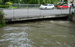 Nur noch wenig Spielraum bleibt an der Brücke über die Echaz in der Gönninger Straße.   FOTOS: SAUTTER 