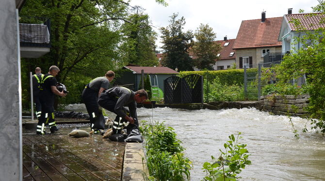 Die Feuerwehr Pfullingen sicherte Wohnhäuser in der Klemmenstraße vor der Überflutung. Die Feuerwehr Pfullingen sicherte Wohnhäuser in der Klemmenstraße vor der Überflutung.