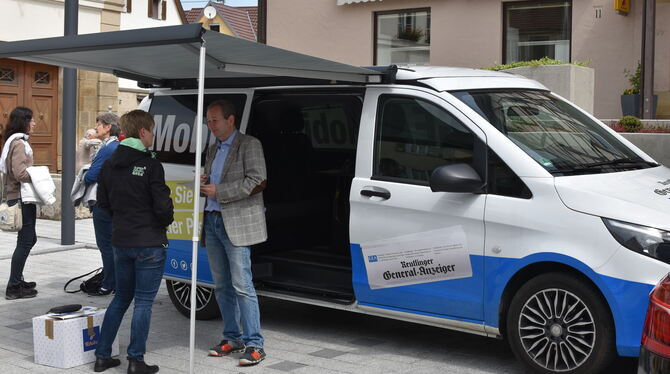 Das GEA-Mobil auf dem Rathausplatz von Walddorfhäslach. Redakteur Ralf Rittgeroth im Gespräch.