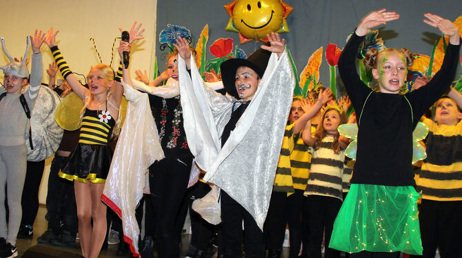 Der Kinderchor der Uhlandschule beeindruckte mit dem gut einstündigen Musical »Geschöpf der Nacht«.  FOTO: LEIPPERT