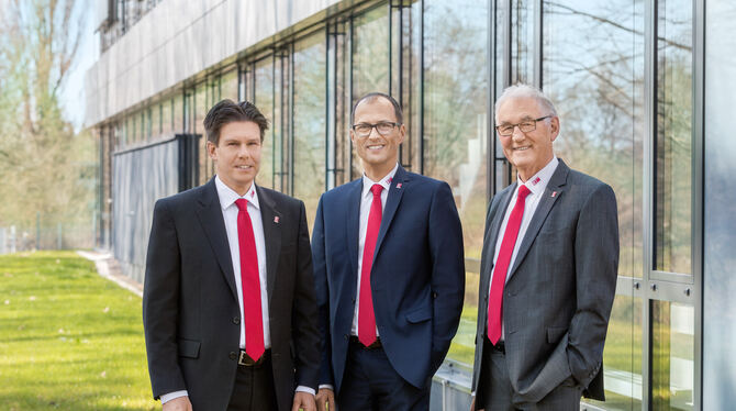 Die beiden neuen Geschäftsführer der Eninger Berghof Gruppe, Bernd Arnold (links) und Heinz-Uwe Vogel (Mitte), mit Vorgänger Nik