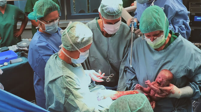 Die ersten Kinder nach einer Gebärmuttertransplantation an der Tübinger Uniklinik wurden jetzt geboren.