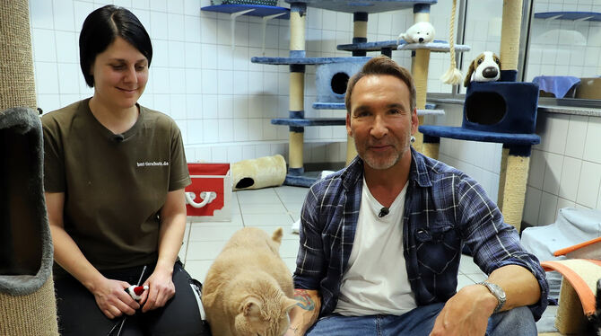 Moderator Jochen Bendel, mit Tierpflegerin Anja Zeller, gibt Heimtieren, die nicht so leicht zu vermitteln sind, mit seiner Send